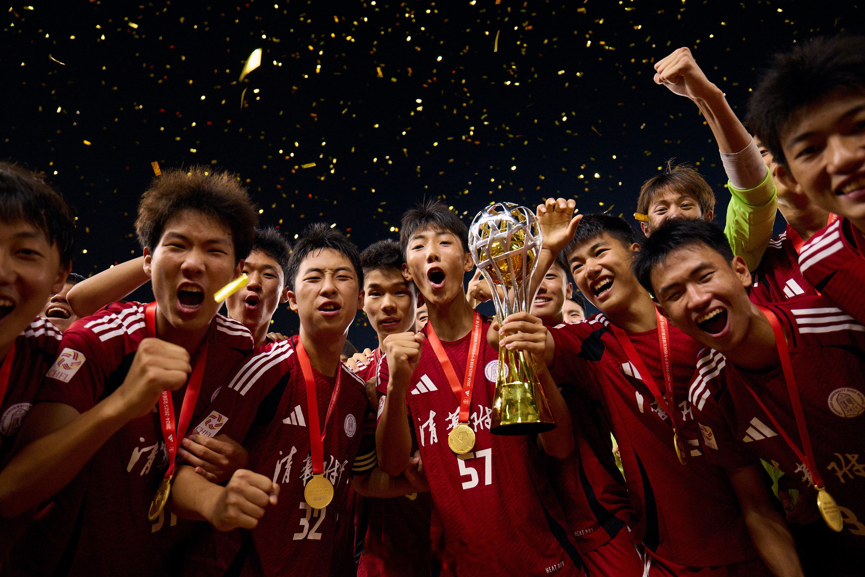 足球新赛季开幕，球员们备战状态良好