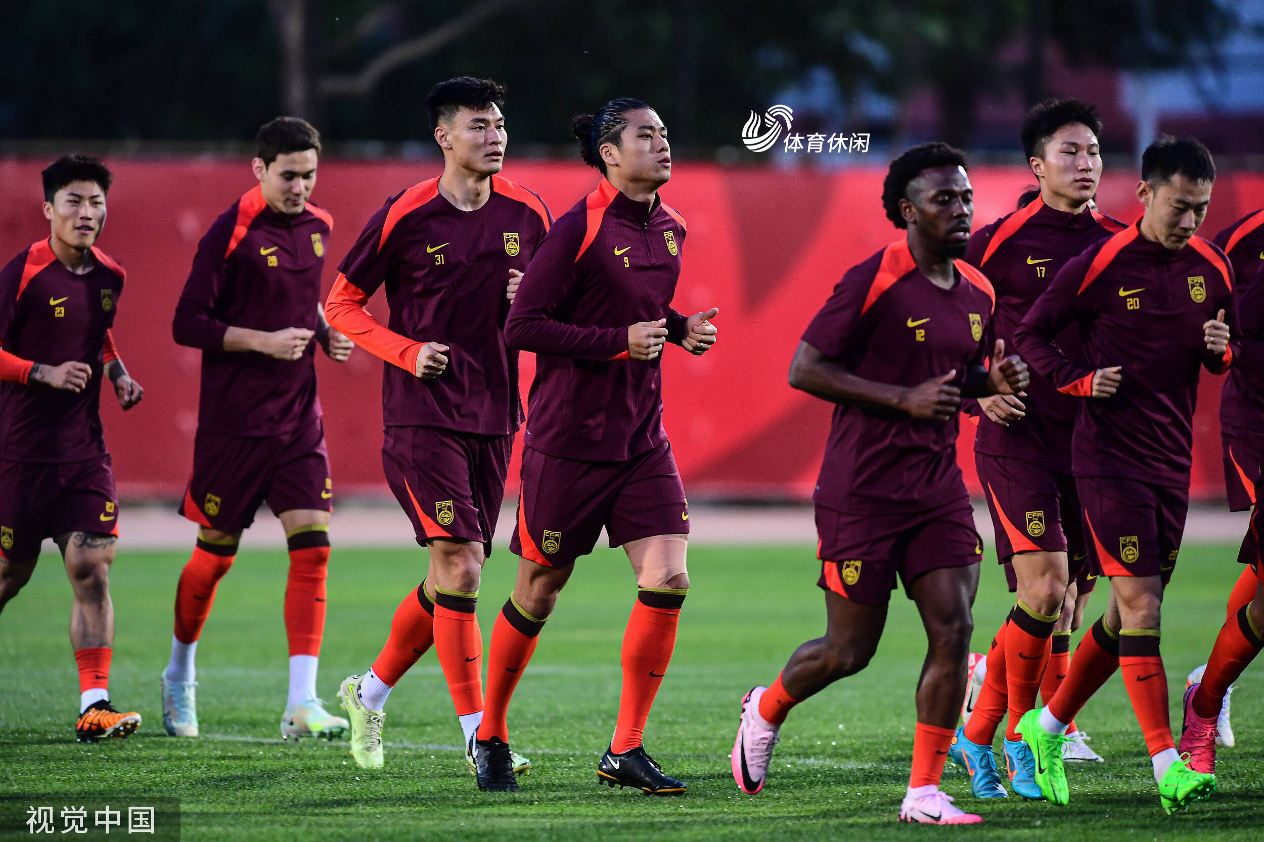 足球新赛季开幕，球员们备战状态良好