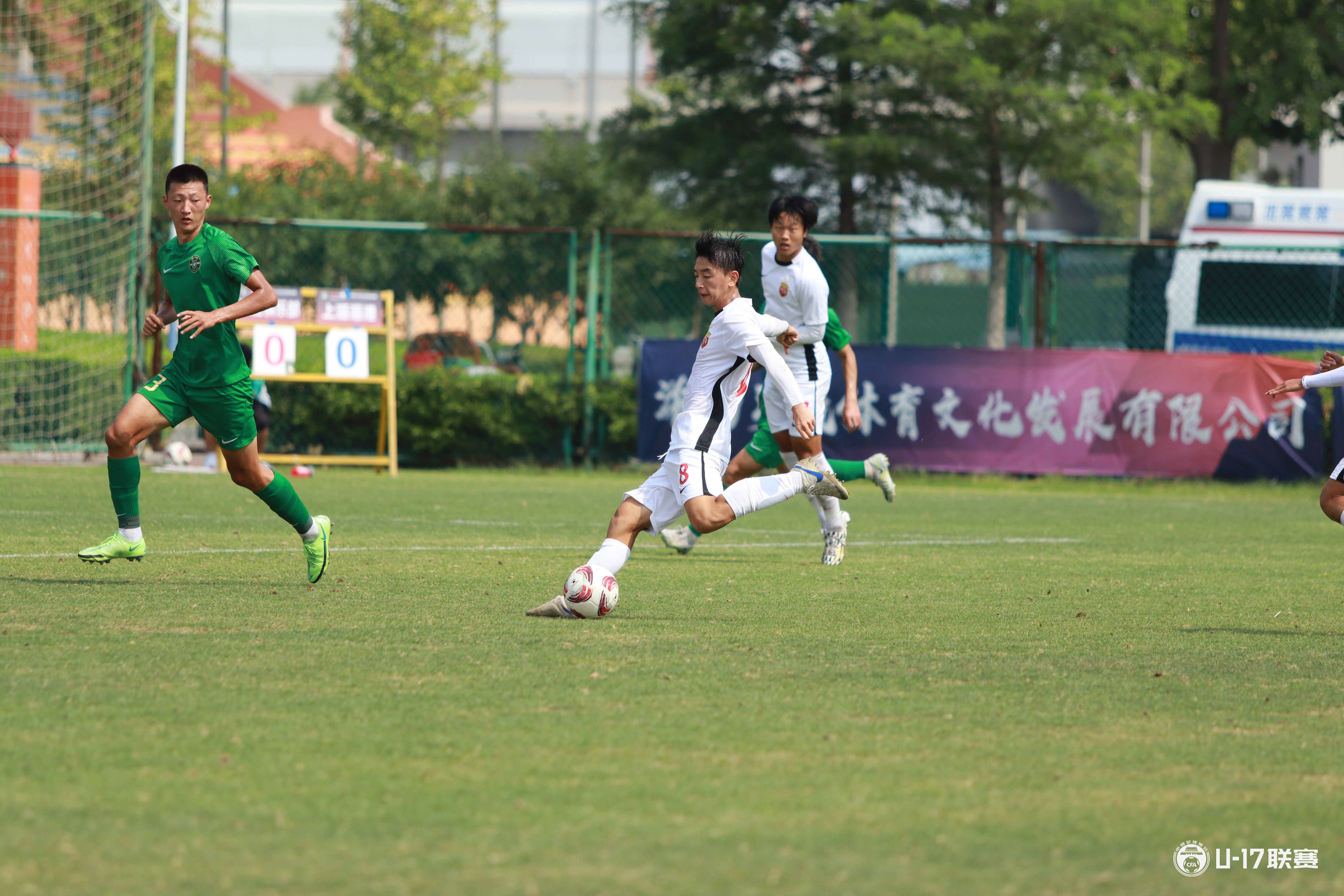 关于国内足球职业联赛上演一场激烈的对抗，双方拼尽全力的信息