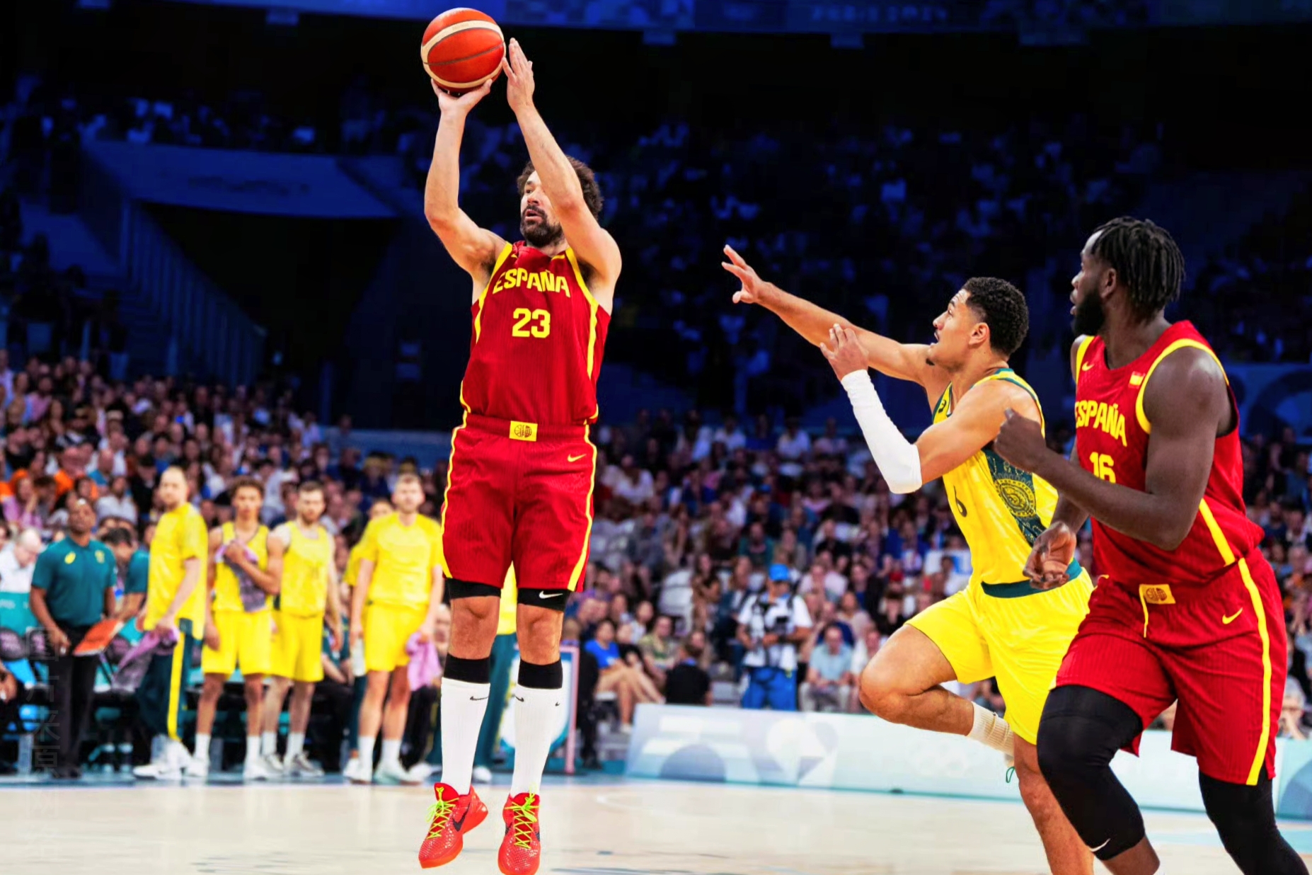 周末大战:西班牙男篮逆转取胜,晋级八强 周末大战:西班牙男篮逆转取胜,晋级八强