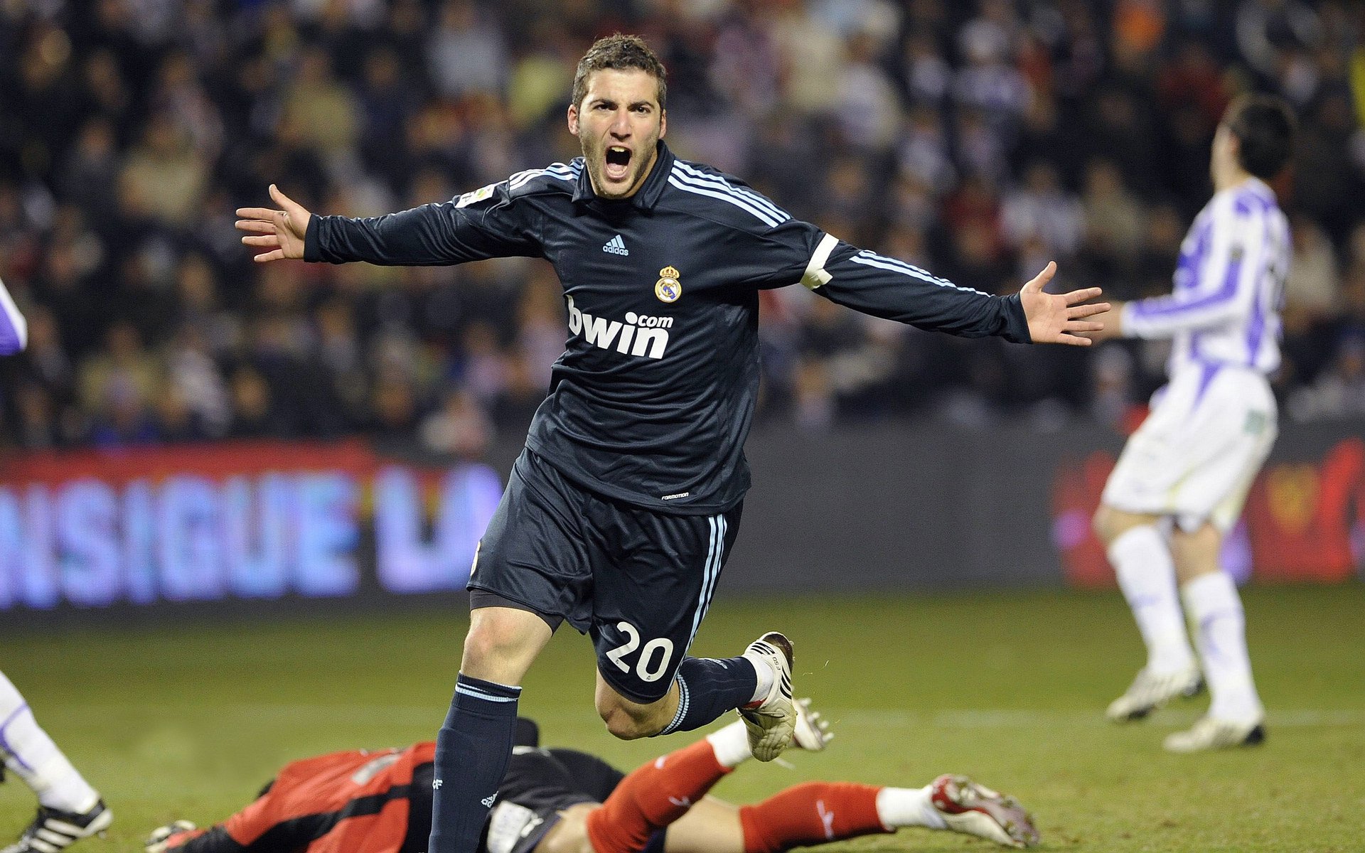 跨越时空的救赎，当尼克斯主场迎来新疆队，文班亚马的篮球朝圣